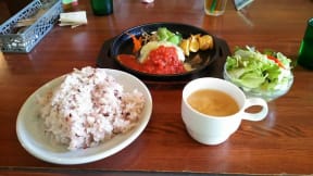 エゾ鹿と小江戸黒豚の手ごねジューシーハンバーグ　トマトソース＆チーズ　1180円（税込） 